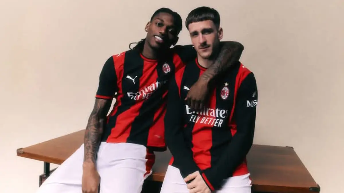 SAHABAT: Rafael Leao dan Alexis Saelemaekers dalam balutan seragam baru AC Milan. (Istimewa) 