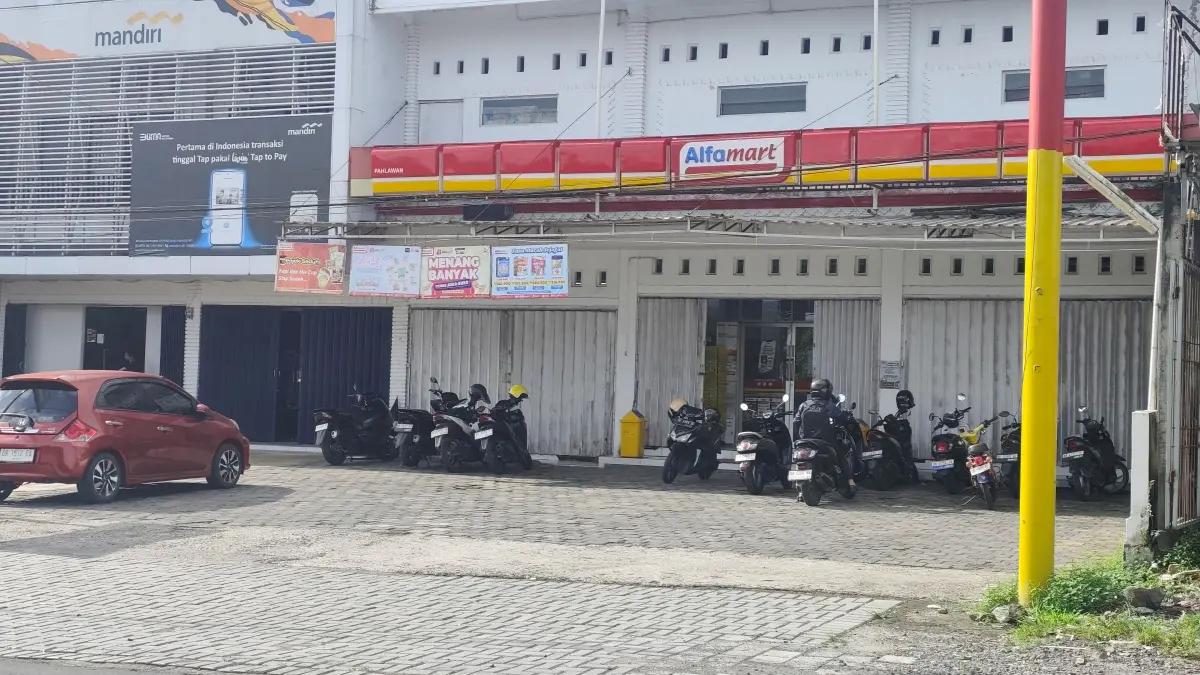 Salah satu gerai Alfamart yang bandel beroperasi pascapenutupan akibat langgar aturan jarak pasar tradisional, di sekitar Pasar Renteng, Praya, Loteng, Jumat (22/5) lalu. (Dewi/Lombok Post) 
