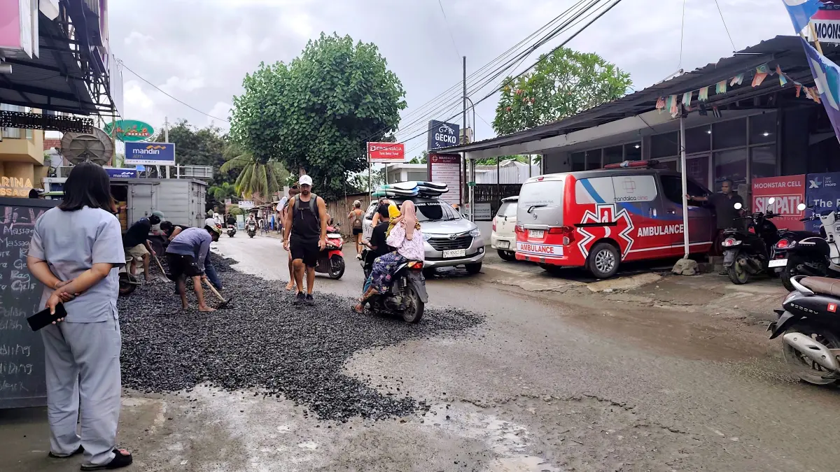 Sejumlah pejalan kaki dan pengendara bermotor melintasi jalan wisata Kuta lama di Desa Kuta, Pujut, Lombok Tengah, pekan lalu.
