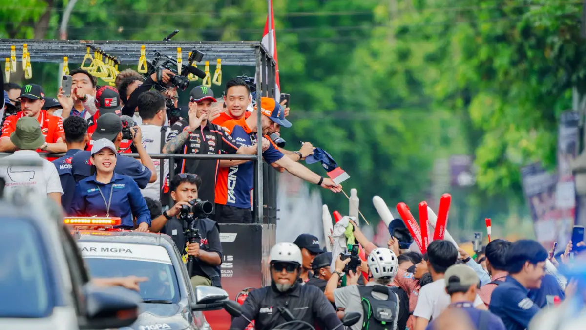 Sejumlah pembalap MotoGP menyapa masyarakat saat mengikuti parade MotoGP Mandalika 2025 lalu di Kota Mataram.
