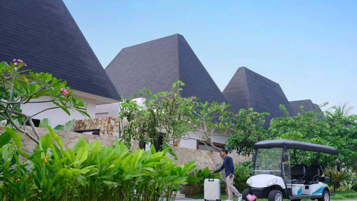 Seorang karyawan sedang mengantarkan barang milik pengunjung yang menginap di Pullman Lombok, The Mandalika, Lombok Tengah, NTB. 