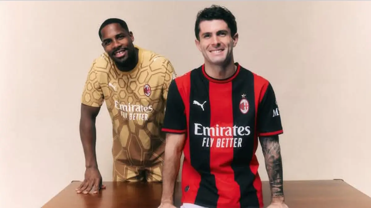 SERAGAM BARU: Mike Makanan dan Christian Pulisic, kiper dan striker AC Milan. (Istimewa) 