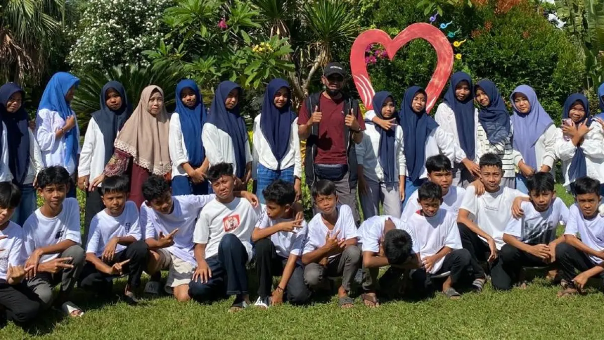 STUDY TOUR: Siswa SDN Durian Kecamatan Janapria, Kabupaten Lombok Tengah foto bersama guru saat study tour ke Museum NTB, Senin (25/5).

