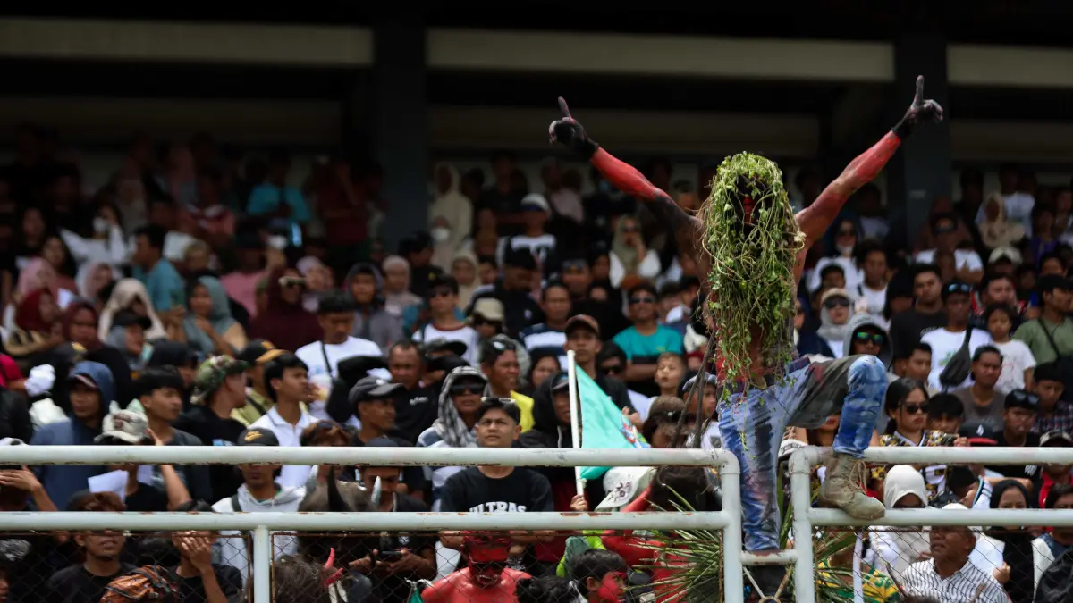 Supporter setia PS Daygun saat mendukung timnya di Liga 4 NTB. (IVAN/LOMBOK POST)