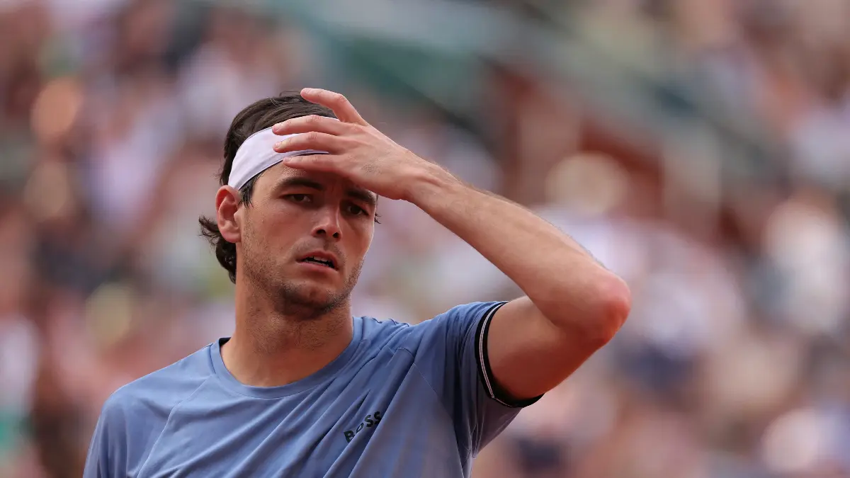 Taylor Fritz tersingkir di babak pertama Roland Garros 2026 usai dikalahkan Nishesh Basavareddy lewat drop shot mematikan. (AFP Photo)