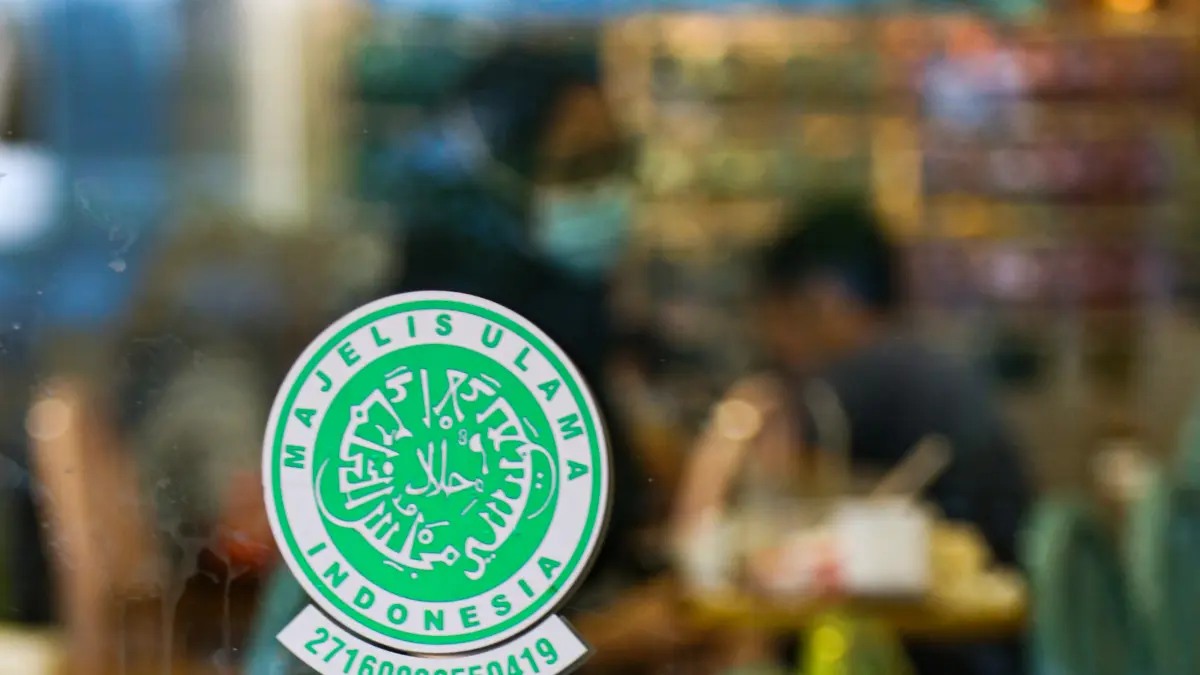 TERJAMIN: Logo sertifikasi halal yang terpasang di salah satu rumah makan di Kota Mataram, beberapa waktu lalu. (Ivan/Lombok Post)