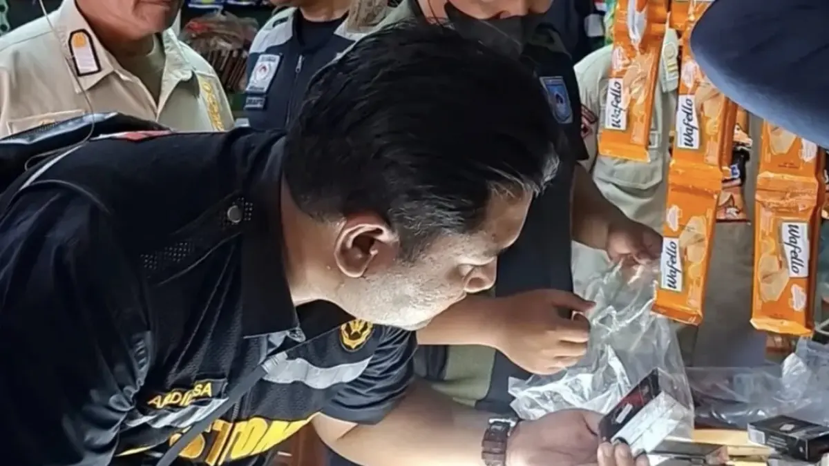 Tim SatgasPencegahan dan Peredaran Barang Kena Cukai Ilegal Kota Mataram yang terdiri atas unsur Bea Cukai, Satpol PP, TNI, dan Polri saat menyisir kios dan toko yang diduga menjual rokok ilegal. (DOK. SATPOL PP)