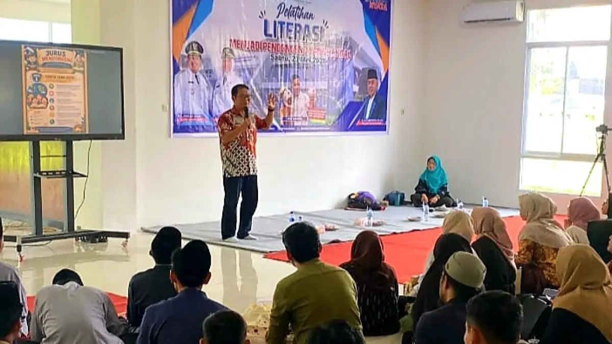 TINGKATKAN LITERASI: Pendongeng nasional Kak Danang saat memberikan pelatihan di Kantor Disarpus Lobar, Sabtu (24/5).
