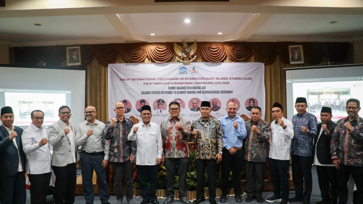 Wakil Wali Kota Mataram TGH Mujiburrahmandan sejumlah tokoh saat saat berfoto bersama di forum ICIISI 2026. (DOK. KOMINFO)
