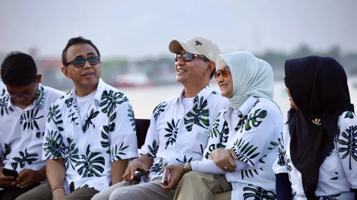 Wali Kota Mataram Mohan Roliskana dan Ketua TP PKK Kota Mataram Kinnastri Mohan Roliskana, bersama kepala daerah lain menikmati waktu senja di Kapal Pinisi Cruise, pelabuhan Benoa, Denpasar. (DOK. KOMINFO)