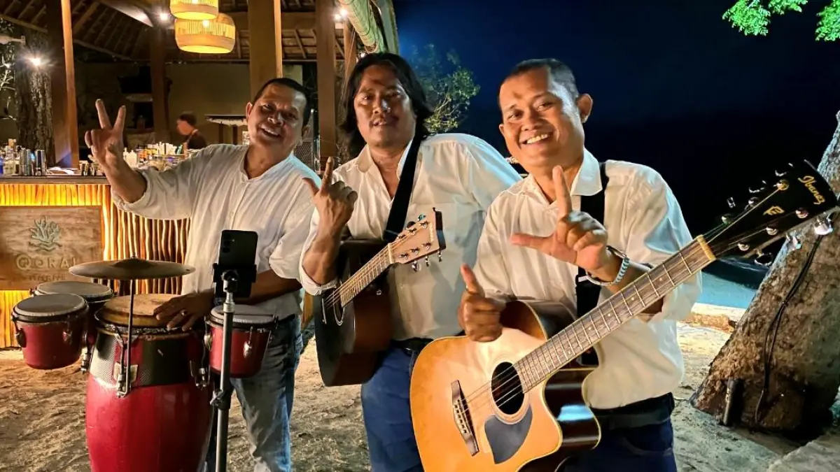 AKRAB DENGAN PANTAI: (Dari kiri ke kanan) Arthur, Toto, dan John yang tergabung dalam Trio BRI saat menghibur wisatawan di salah satu kafe kawasan Senggigi, Lombok Barat. (Toni/Lombok Post)