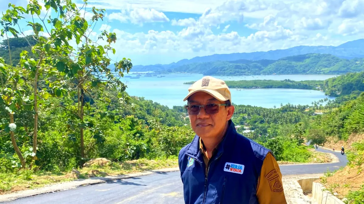 AKSES MAKIN MANTAP: Kadis PUPRPKP Lobar Lalu Ratnawi menunjukkan kondisi ruas Jalan Lendang Re – Menjot di Kecamatan Sekotong yang kini telah rampung diaspal hotmix sepanjang 1,3 kilometer. (Toni/Lombok Post)