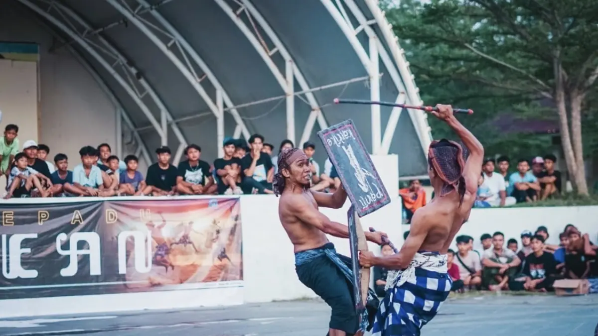 Aksi memukau dari para pepadu Peresean di Colosseum Loang Baloq yang mempertemukan dua paguyuban dari Kota Mataram yakni Sekarwangi Punia dan Macan Kawangan dari Lombok Barat. (DOK. DISPAR)
