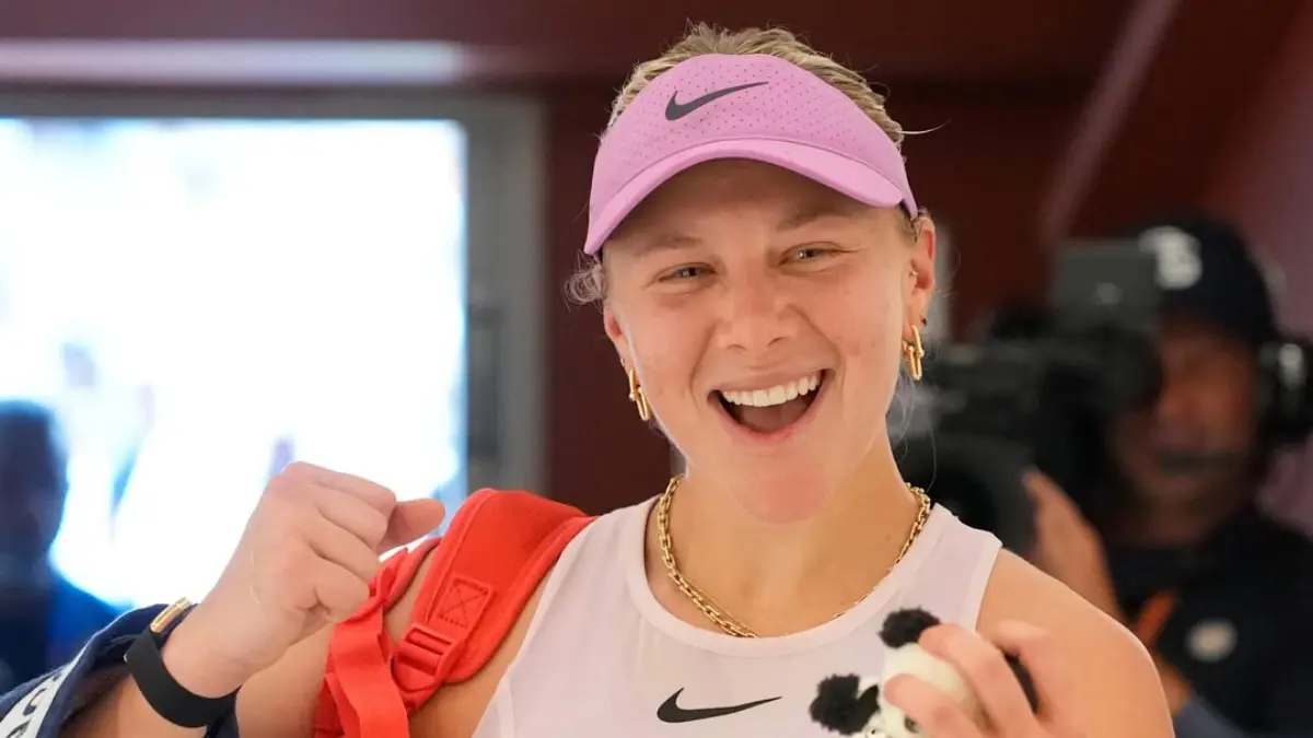 Amanda Anisimova sukses comeback di Roland Garros 2026 dengan kemenangan meyakinkan usai absen dua bulan karena cedera. (Instagram Roland Garros)