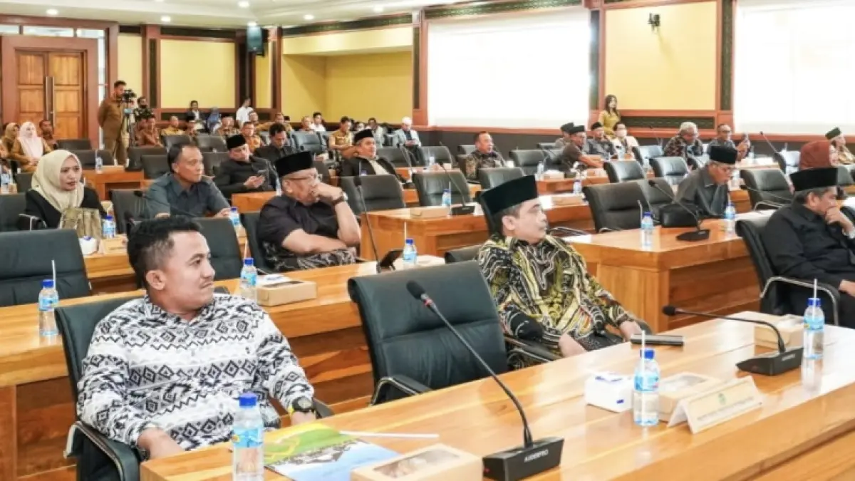 Anggota Fraksi PPP NTB Marga Harun (kiri) dan Mohammad Akri (kanan) menyimak surat masuk dari DPW PPP NTB dan fraksi PPP DPRD NTB yang dibacakan Sekretaris DPRD NTB Hendra Saputra dalam rapat paripurna, Senin (25/5).