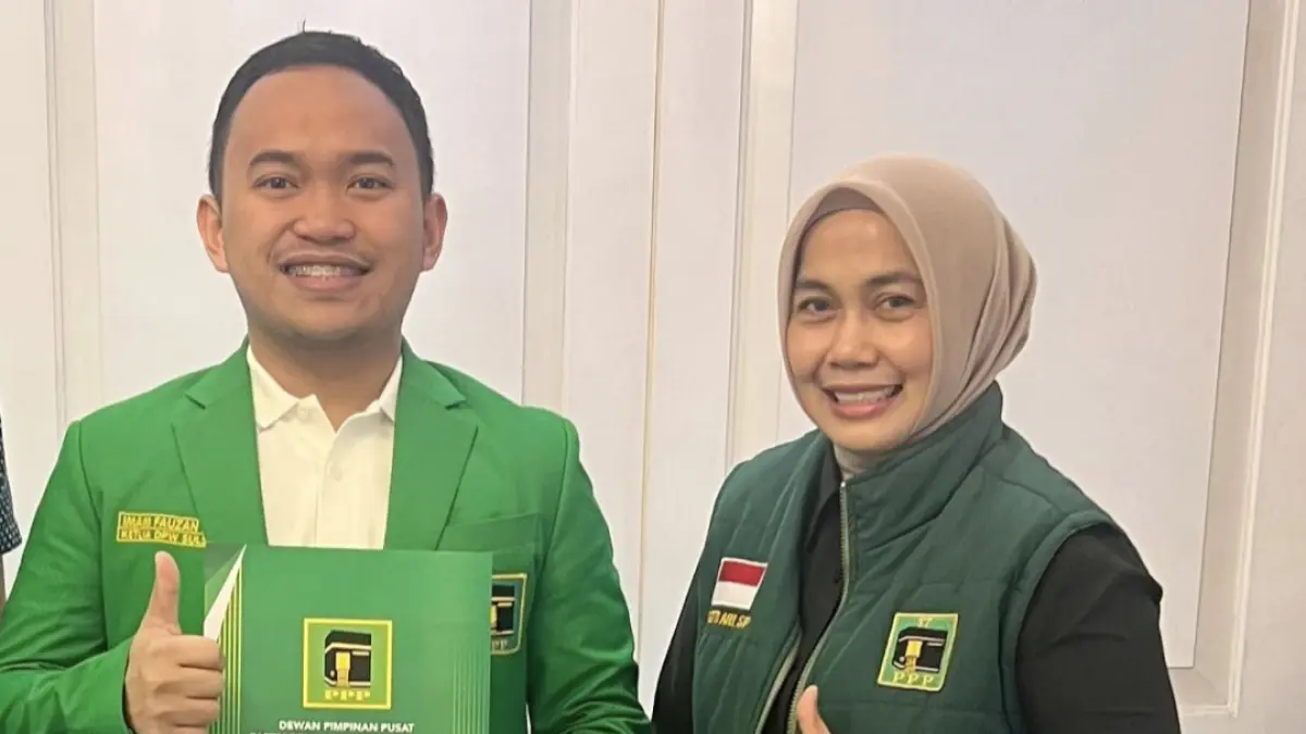 Bendahara Umum DPP PPP Imam Fauzan A Uskara menyerahkan SK DPC PPP se-NTB kepada Sekretaris DPW PPP NTB Sitti Ari di Jakarta, Senin (25/5).
