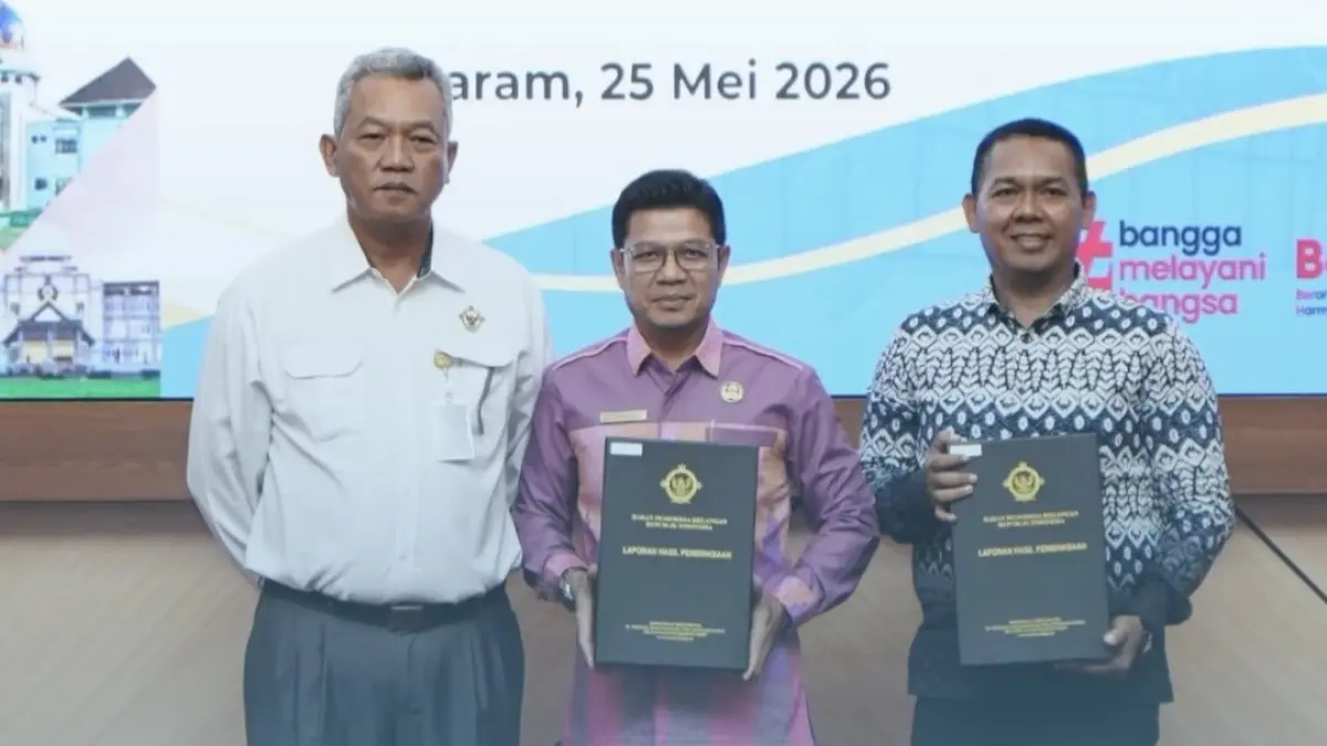 Bupati Dompu Bambang Firdaus (tengah) menerima penghargaan WTP atas LHP LKPD tahun anggaran 2025 di aula BPK NTB, Senin (25/5).