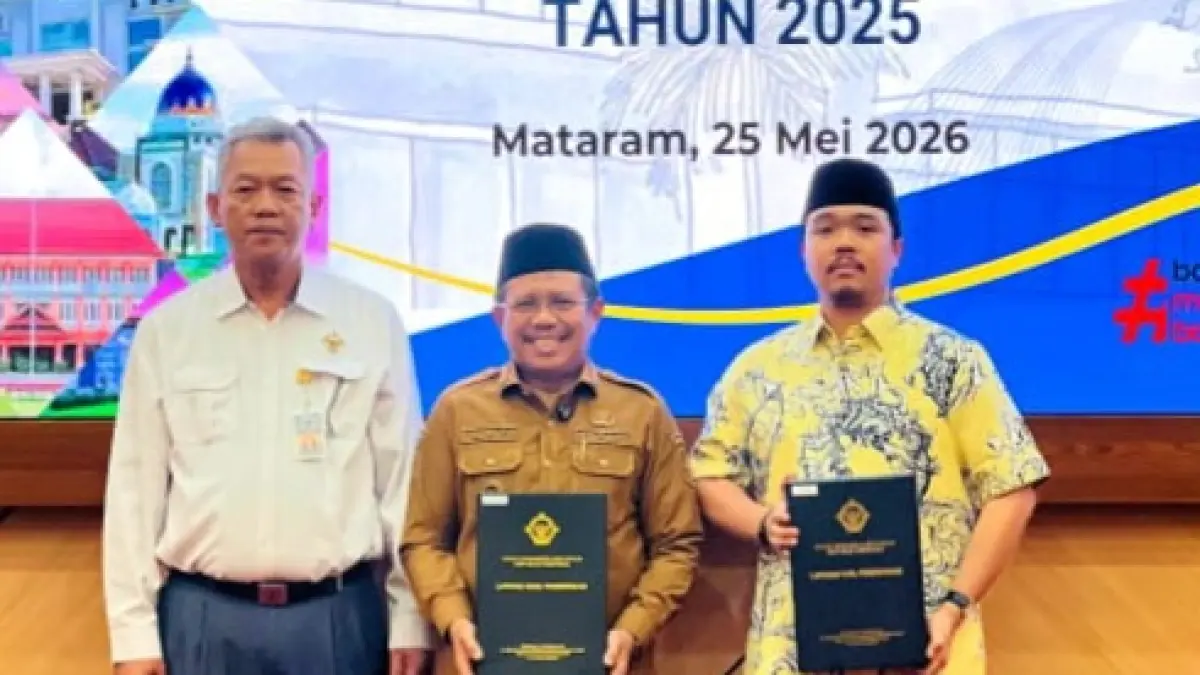 DAPAT OPINI WTP: Bupati Lombok Barat Lalu Ahmad Zaini didampingi Ketua DPRD Lobar Lalu Ivan Indaryadi saat menerima LHP pengelolaan keuangan tahun 2025 dari BPK RI Perwakilan NTB, Senin (25/5). 
(Toni/Lombok Post)