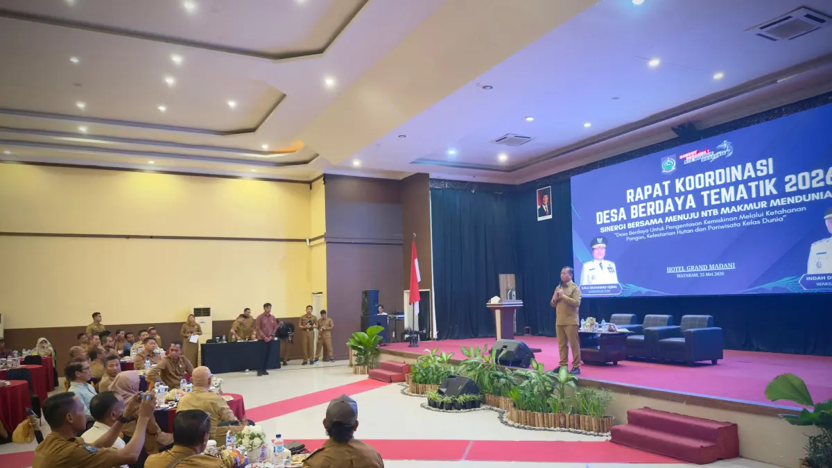 Gubernur NTB Lalu Muhamad Iqbal (kanan) saat memberikan arahan, di rakor Desa Berdaya untuk Pengentasan Kemiskinan melalui Ketahanan Pangan, Kelestarian Hutan, dan Pariwisata Kelas Dunia, di Mataram, Senin (25/5). (YUYUN/LOMBOK POST)
