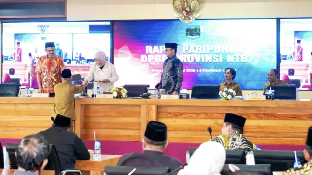 Gubernur yang diwakili Sekda NTB Abul Chair menyampaikan pandangan terkait lima raperda inisitif dewan dalam rapat paripurna, Senin (25/5). Salah satunya Raperda tentang Sumbangan Dana Pendidikan pada Satuan Pendidikan Menengah.