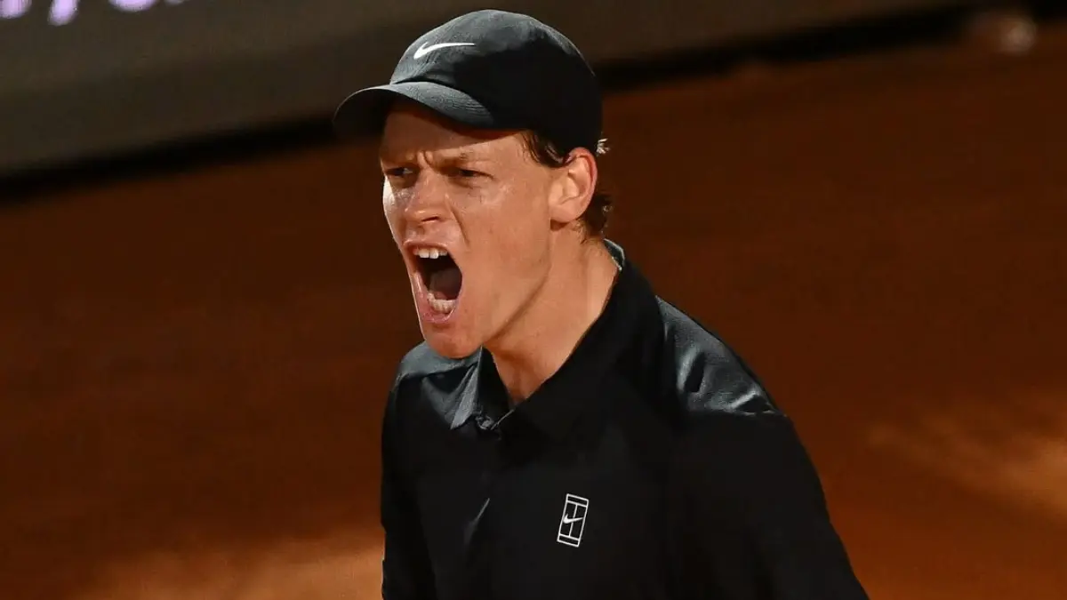 Jannik Sinner memburu sejarah di Roland Garros 2026 dengan peluang masuk klub elite Rafael Nadal dan Novak Djokovic sebagai No.1 dunia.