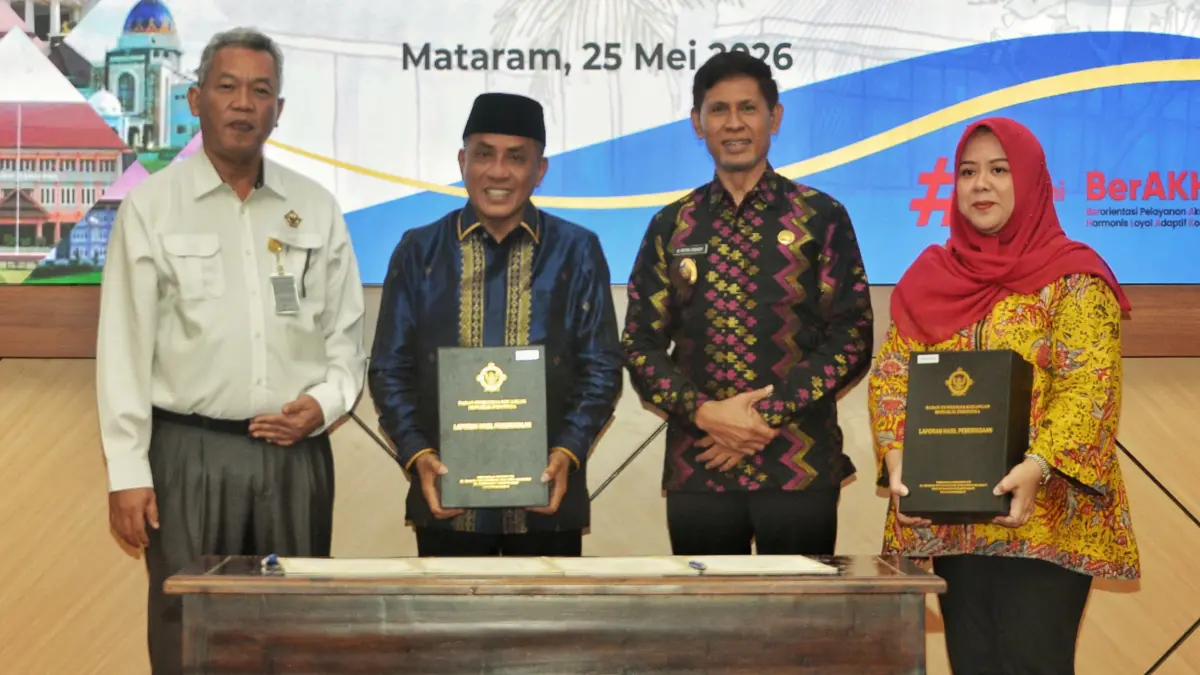 Kepala BPK NTB Suparwadi menyerahkan LHP kepada Bupati Bima Ady Mahyudi (dua kiri) didampingi Wabup Irfan Zubaidy (dua kanan) dan Ketua DPRD Bima Diah Citra Pravitasari menerima LHP dari BPK NTB, Senin (25/5).