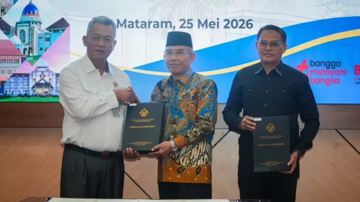 Kepala BPK RI Perwakilan NTB Saparwadi menyerahkan LHP kepada Wakil Wali Kota Mataram TGH Mujiburrahman disaksikan Ketua DPRD Kota Mataram Abdul Malik. 