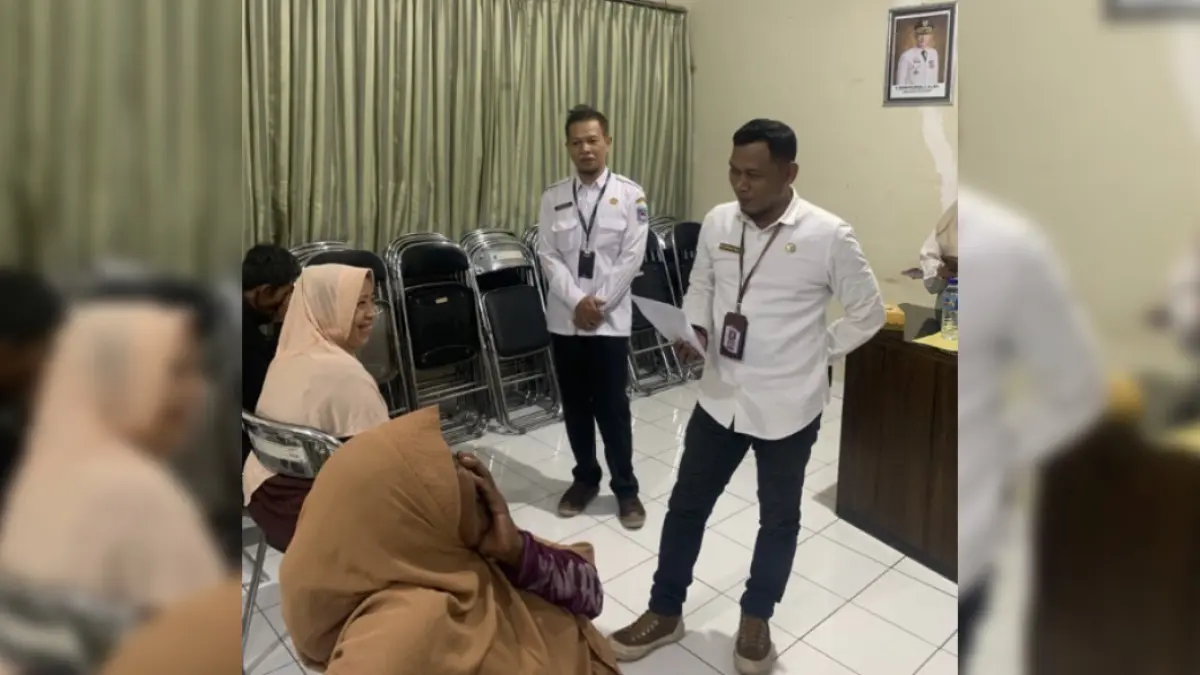 Kepala Dinas Sosial Kota Mataram Muzakkir Walad saat berbincang dengan seorang gepeng, tentang alasannya kembali mengemis ke jalanan setelah beberapa waktu lalu ditertibkan. (DOK. DINSOS)