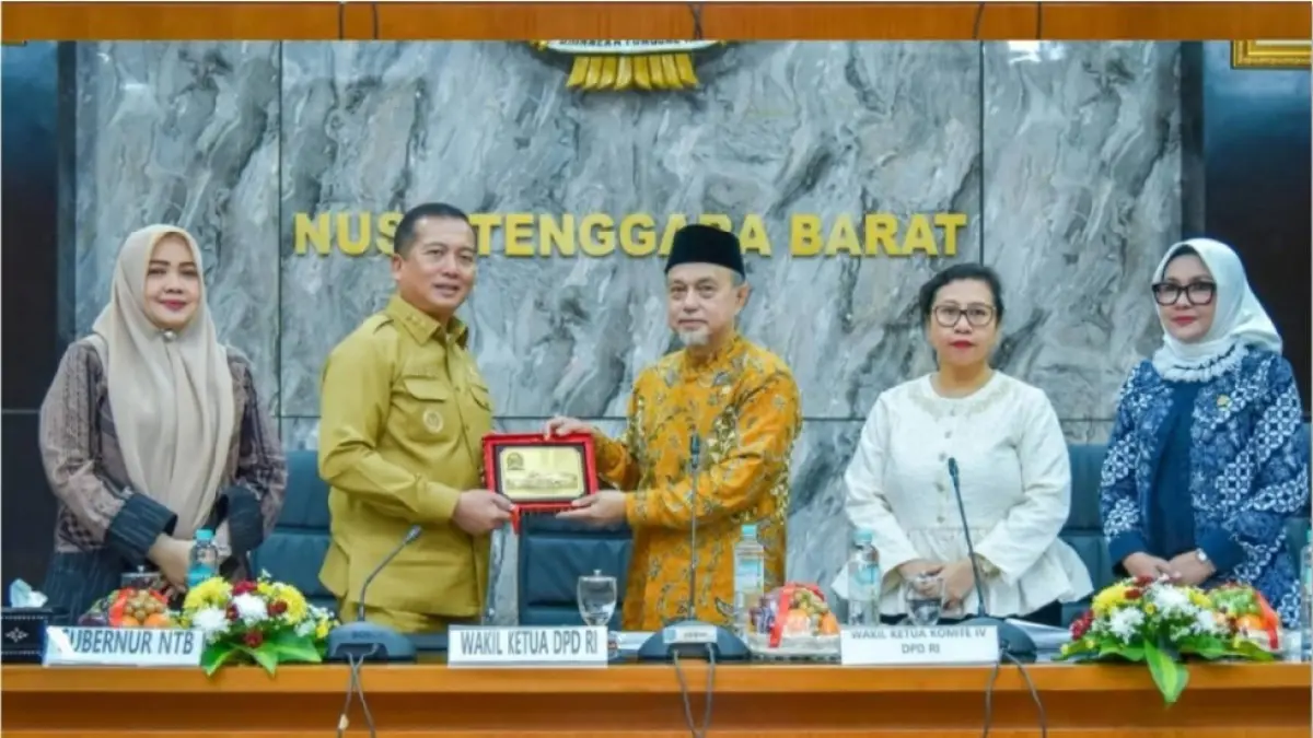 KUNKER: Gubernur NTB Lalu Muhamad Iqbal didampingi Wagub NTB Indah Dhamayanti Putri saat menerima kunjungan kerja Komite IV DPD RI di Mataram, Senin (25/5). (Diskominfotik NTB/Lombok Post)