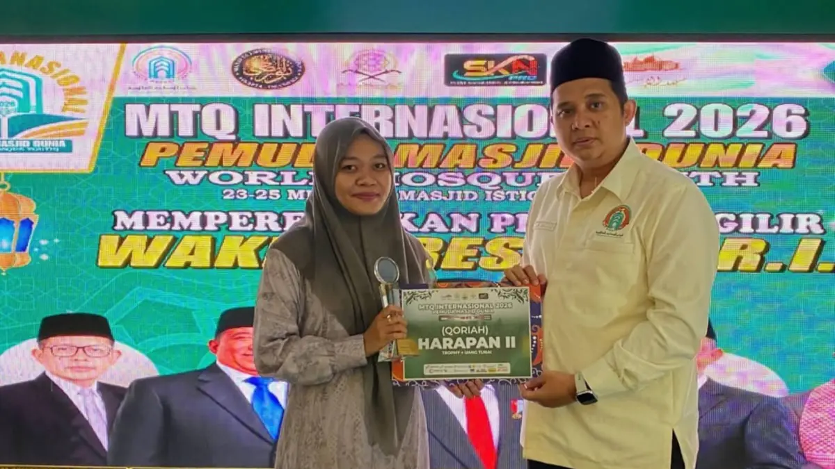 Maesarah (kiri), qoriah asal Loteng mengharumkan nama NTB setelah menyabet Juara Harapan II dalam ajang MTQ Internasional Pemuda Masjid Dunia 2026 di Jakarta, Minggu (24/5) lalu.
