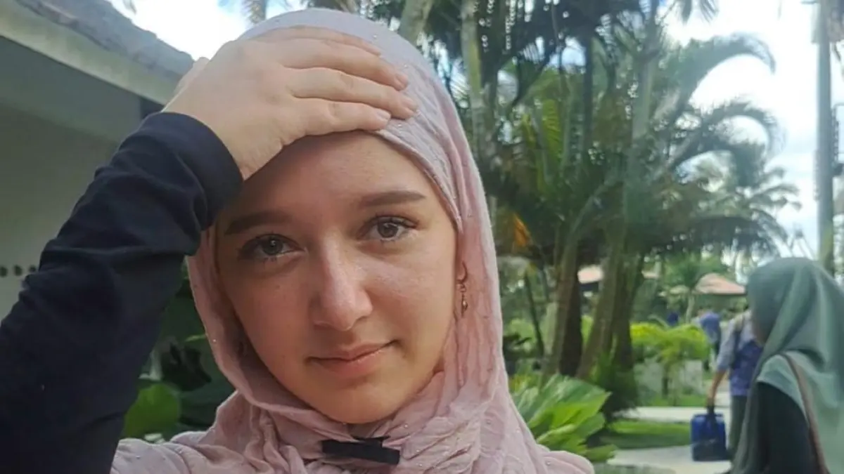 MEMELUK ISLAM: Mouna WNA asal Swiss yang kini berubah nama menjadi Siti Suraida setelah memeluk agama islam di Desa Tetebatu, Kecamatan Sukur.