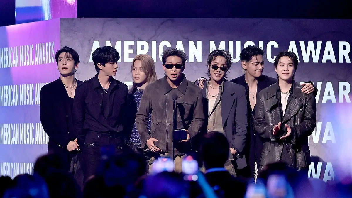 MENANG AWARD: BTS menyampaikan pidato kemenangan usai meraih penghargaan Artist of the Year dalam ajang AMA 2026 di Las Vegas, Amerika Serikat. (Yonhap News)