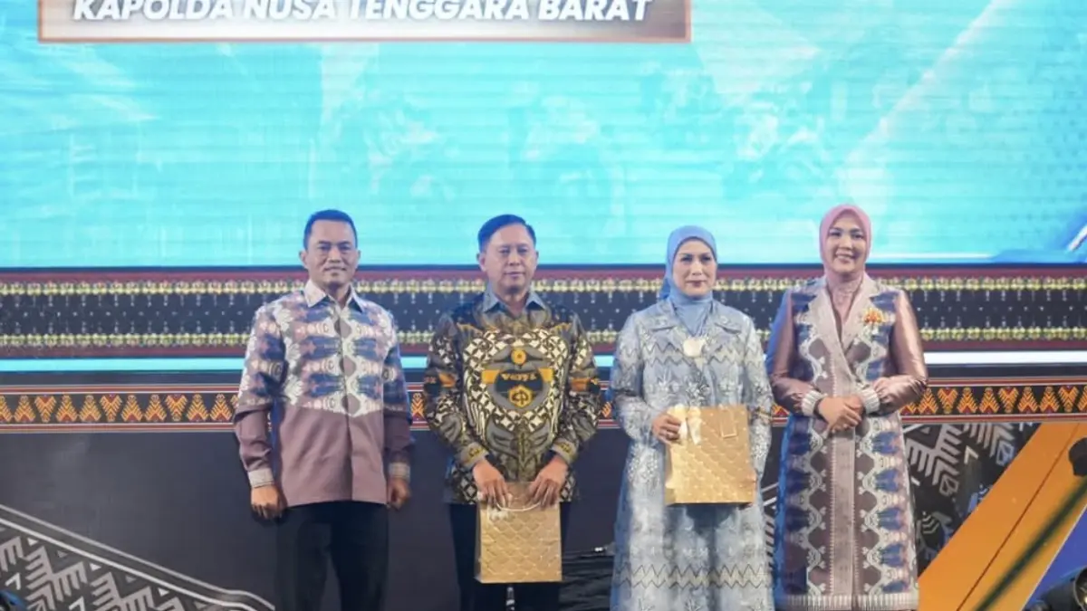 Momen berakhirnya masa tugas Irjen Pol Edy Murbowo sebagai Kapolda NTB sekaligus penyambutan pejabat baru, Irjen Pol Kalingga Rendra Raharja. (DOK. KOMINFO)