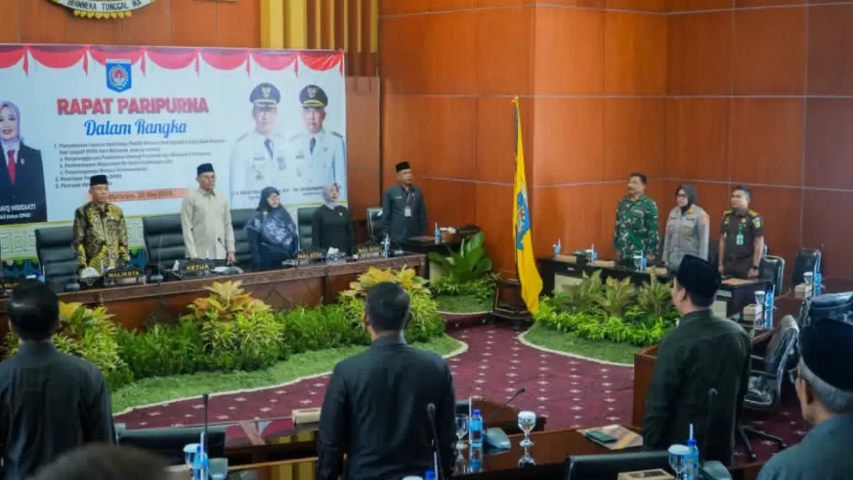 Momen peserta rapat paripurna DPRD Kota Mataram menyanyikan lagu kebangsaan. (DOK. KOMINFO)