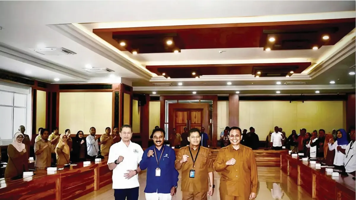 SENSUS: Dari kanan; Kepala Dinas Kominfotik NTB Ahsanul Khalik, Asisten II Setda NTB Lalu Moh. Faozal, Kepala BPS NTB Wahyudin, dan perwakilan KADIN NTB Hasmudin saat Sosialisasi dan Ngibar Sensus Ekonomi 2026 di Ruang Rapat Tambora Kantor Gubernur NTB, Senin (25/5). (Diskominfotik NTB/Lombok Post)