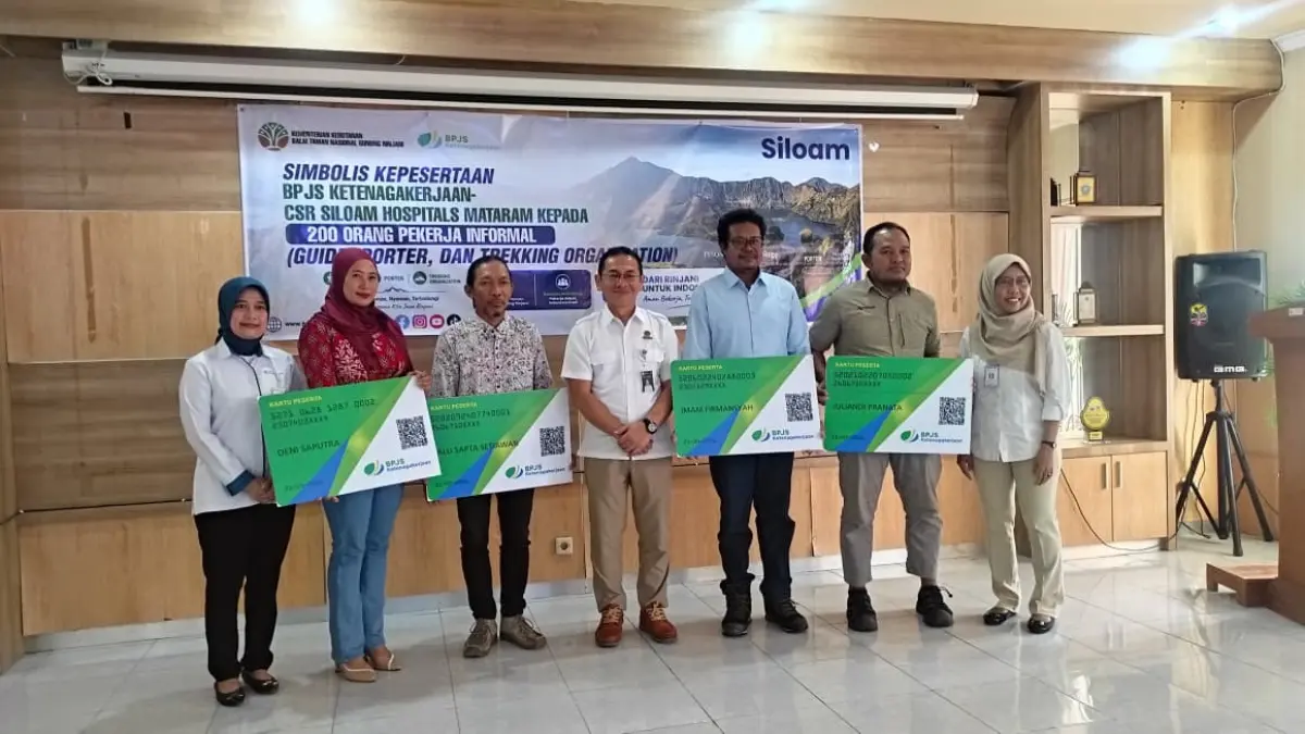 Penyerahan simbolis kepesertaan BPJS Ketenagakerjaan bantuan CSR Siloam Hospitals Mataram kepada perwakilan pekerja informal guide, porter, dan trackking organization di Kantor Balai TNGR NTB, Senin (25/5/2026).