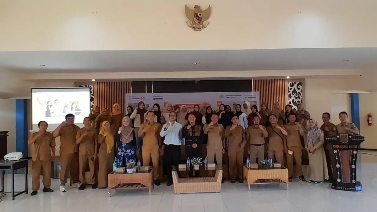 Perwakilan Dikpora NTB bersama IBM Corporation, Yayasan Dian Sastrowardoyo, dan Markoding Digital Hub serta peserta pelatihan. (DIKPORA NTB/LOMBOK POST)