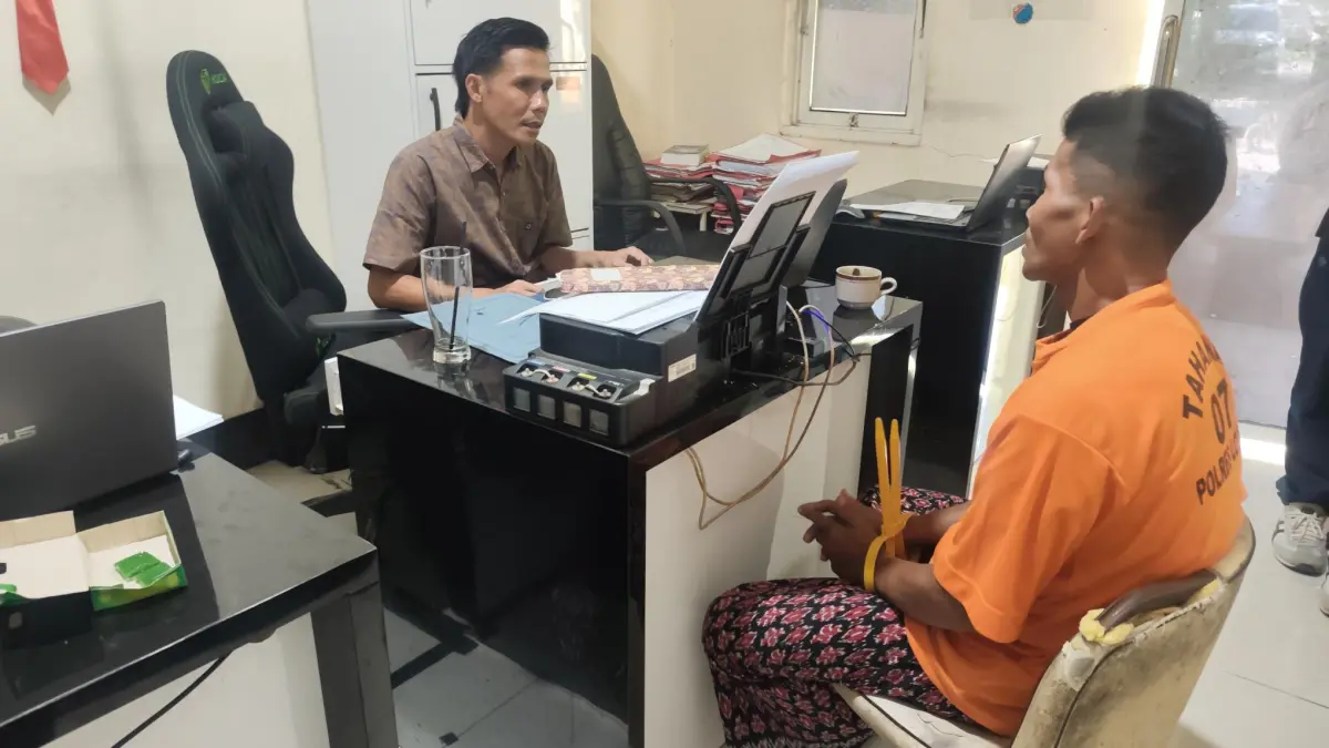 Polres Lombok Tengah menangkap terduga pelaku pencurian dengan kekerasan (curas) dan penganiayaan berinisial R alias Awok, warga Desa Ranggagata, Kecamatan Praya Barat Daya. (Dewi/Lombok Post) 