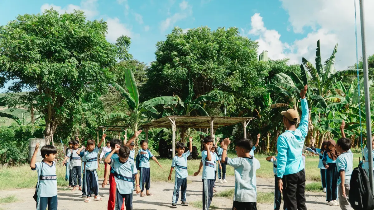 Puluhan murid SDN Torok mengikuti aktivitas fisik yang diberikan tim CSD Samara Lombok di Desa Torok Aik Beleq, Praya Barat, Loteng, Senin (25/5).
