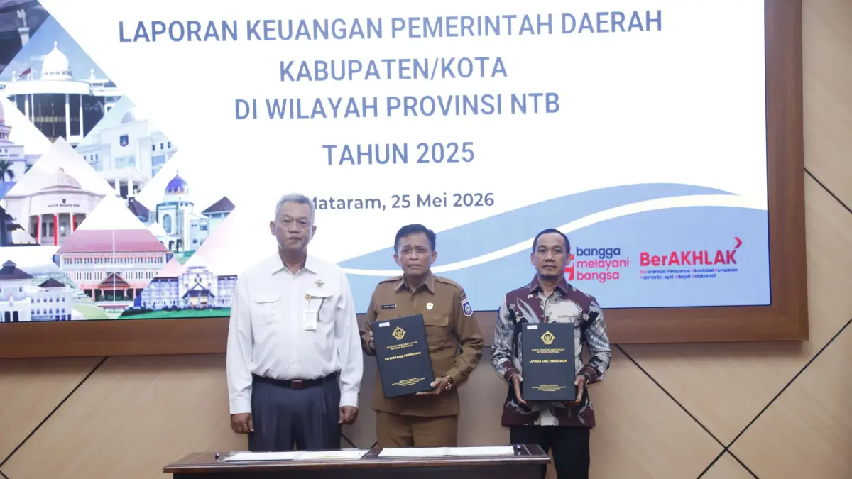 RAIH WTP: Dari Kiri: Kepala BPK RI NTB Suparwadi, Bupati Loteng Lalu Pathul Bahri dan Ketua DPRD Loteng Lalu Ramdan berfoto bersama usai menerima WTP dari BPK RI untuk ke-14 kalinya secara berturut-turut, di kantor BPK RI NTB, Kota Mataram, Senin (25/5).
