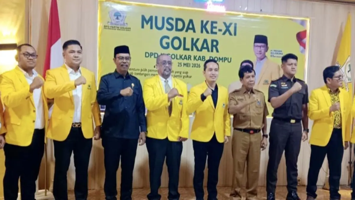 Sekretaris DPD I Partai Golkar NTB Firadz Pariska (lima dari kanan) menghadiri Musda XI Partai Golkar Dompu, kemarin (25/5). Efan Limantika (tiga dari kiri) terpilih secara aklamasi sebagai Ketua DPD II Partai Golkar Kabupaten Dompu periode 2025–2030.