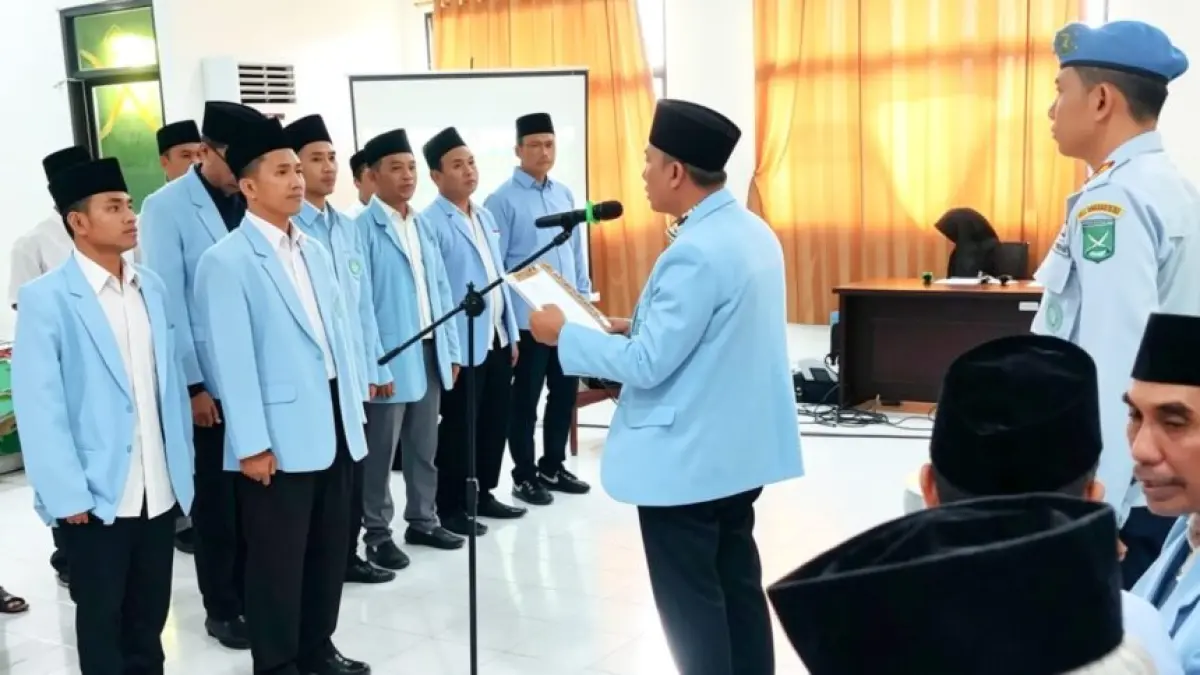 SELAMAT BEKERJA: Ketua Umum DPW BKPRMI NTB H Jamaludin melantik jajaran pengurus DPD BKPRMI Lombok Tengah masa bakti 2026-2031 di Aula Kementerian Agama Lombok Tengah, Sabtu (23/5).