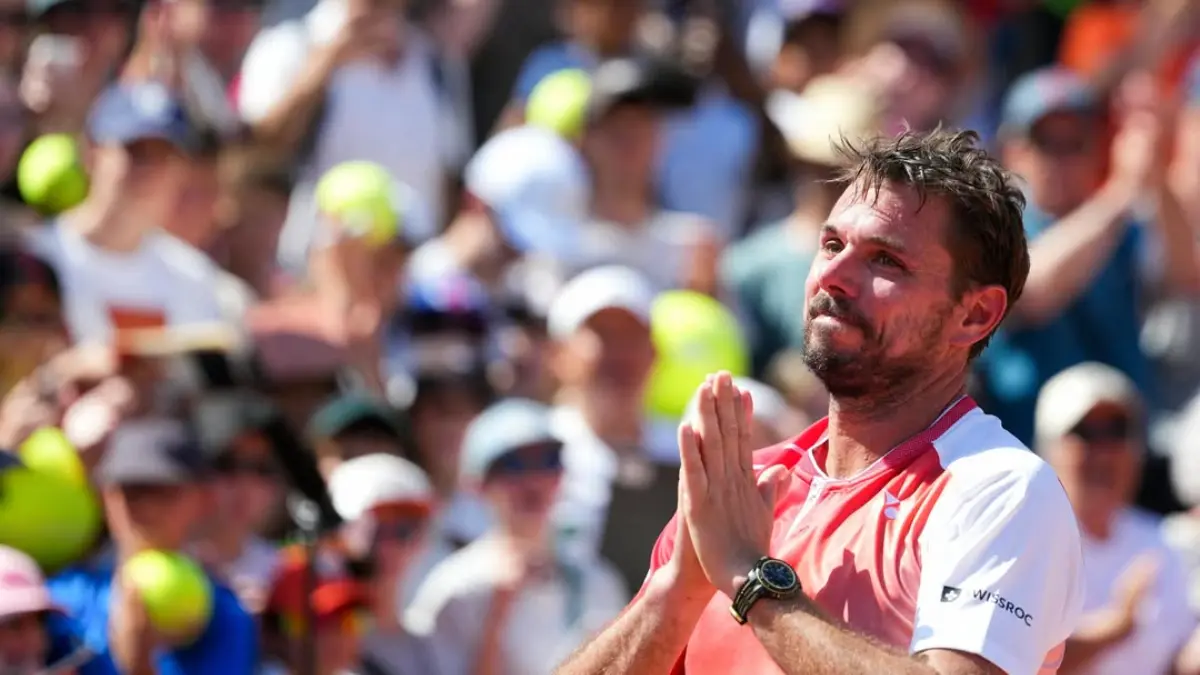 Stan Wawrinka resmi mengakhiri perjalanan di Roland Garros 2026 dengan perpisahan emosional penuh dukungan penonton Paris. (Instagram Stan Wawrinka)