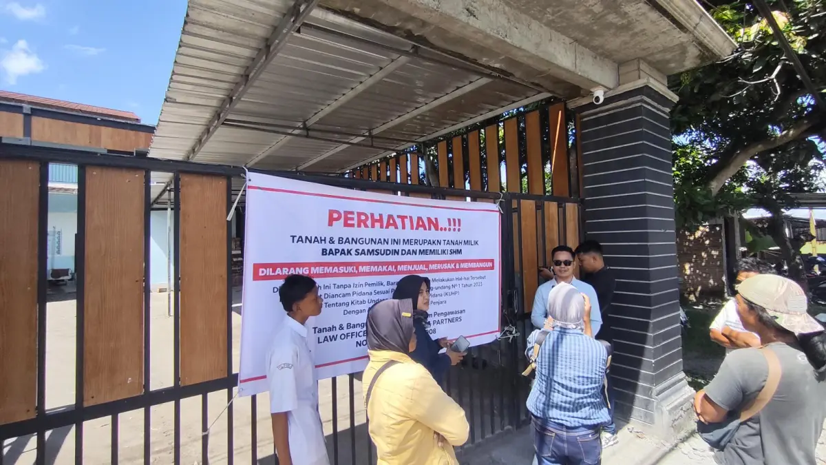 Suasana penutupan dapur SPPG di Desa Puyung, Jonggat, Loteng ditutup pemilik lahan lantaran Mitra tidak bayar sewa lahan dan bangunan, Selasa (26/5). (Dewi/Lombok Post) 
