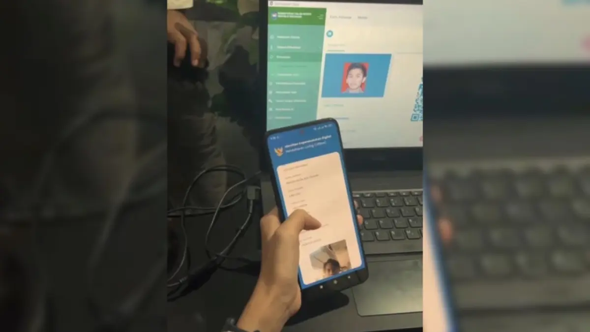Tampilan IKD dalam layar smartphone warga saat tengah diaktivasi oleh petugas Dinas Dukcapil Kota Mataram, beberapa waktu lalu. (DOK. DUKCAPIL)