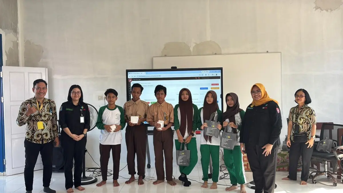 Tim dari RSUD H. Moh. Ruslan Kota Mataram memberikan kenang-kenangan pada siswa yang cakap menjawab pertanyaan seputar stroke. (DOK. RSUD RUSLAN)