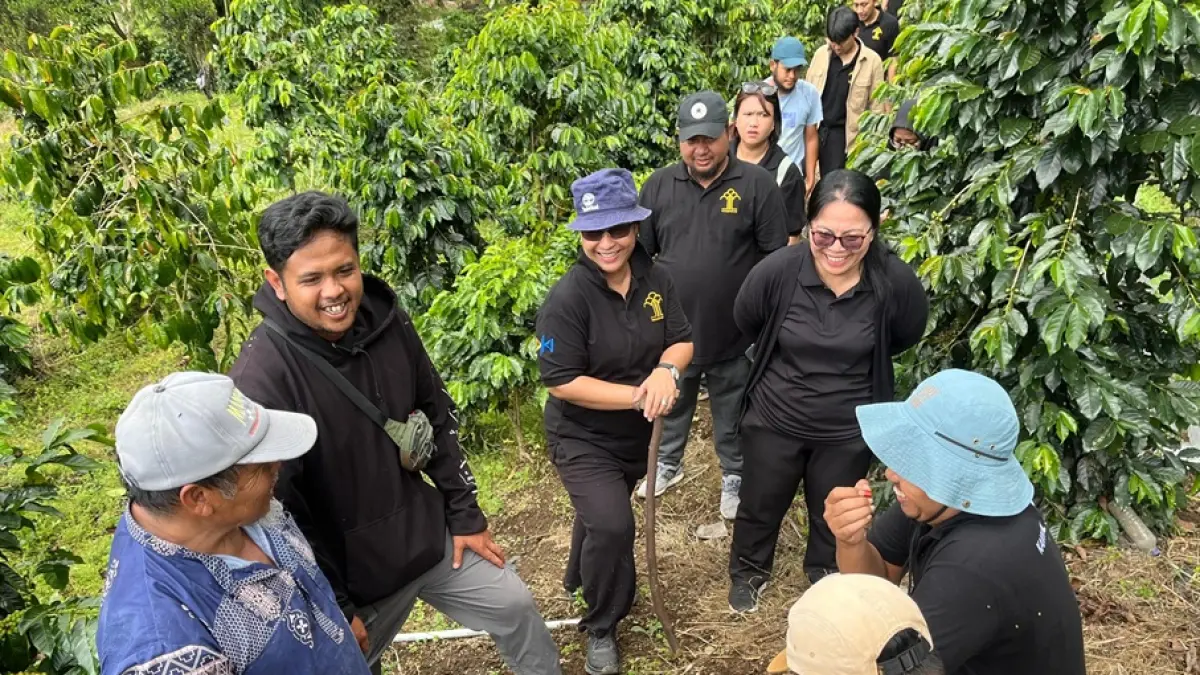 TURUN LAPANGAN: Stakeholder terkait yang tengah melakukan pengawasan dan pendampingan terhadap MPIG Kopi Arabika Sembalun di Lombok Timur, pekan lalu. (IST/LOMBOK POST)