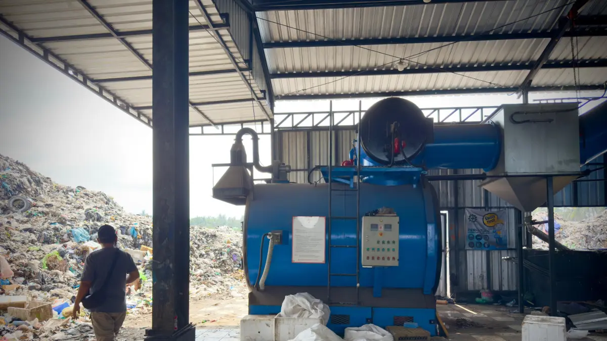 URAI SAMPAH: Salah satu unit Insinerator yang belum beroperasi maksimal, di TPST Gili Trawangan, Lombok Utara, Minggu (24/5).