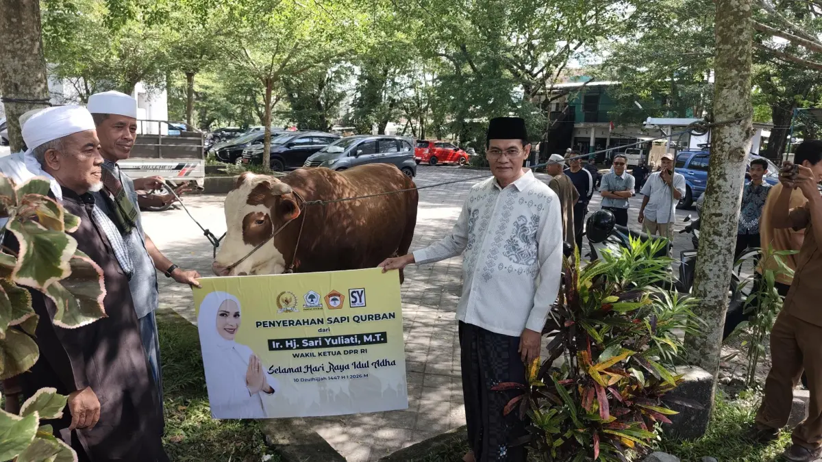 Wakil Bupati Lombok Tengah M Nursiah (kanan) secara simbolis menerima sapi kurban yang diberikan Wakil Ketua DPR RI Hj Sari Yuliati di Masjid Agung Praya, Selasa (26/5). (Dewi/Lombok Post) 
