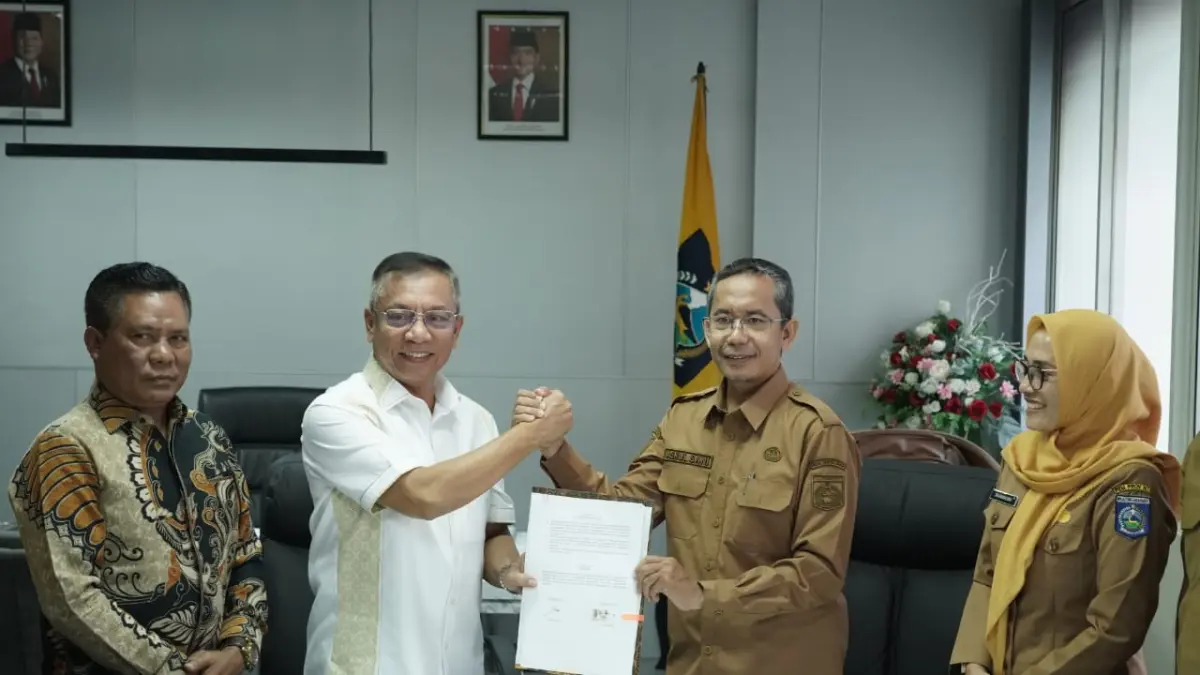 Wali Kota Bima HA Rahman menyerahkan draft kerja sama kepada Direktur RSUP NTB drg Asrul Sani di RSUP setempat, Senin (25/5).